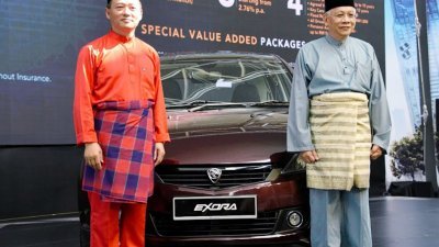 李春荣（左）与宝腾副首席执行员拿督拉再逸夫，配合开斋节到来，齐穿上马来人传统服装一同推介2019年升级版Exora七人多用途汽车。