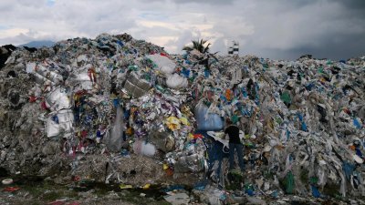 绿色和平指有关在怡保打昔的回收场，塑料垃圾堆积如山，比人高出数公尺。（图由“绿色和平”提供）