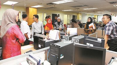 中总认为，所有马来西亚人在劳动力市场的供应与需求下，皆获得平等的就业机会，不分种族、宗教或文化。