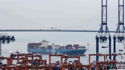 一艘货柜船驶入香港的葵涌货柜码头卸货。运载伊朗石油的Pacific Bravo号油轮，可能在香港码头靠岸，美国警告这将违反制裁伊朗规定。