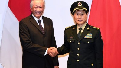 中国国防部长魏凤和（右）访问新加坡，与该国防长黄永宏举行双边会议。魏凤和将参与香格里拉对话会，并发表演说。