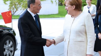 应德国政府邀请，中国国家副主席王岐山当地时间上月30日至本月2日访问德国。这是上周五，王岐山在柏林会见德国总理默克尔，双方相互握手。
