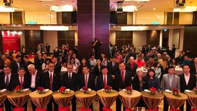 鲁世巍（左6起）、曹观友与霹雳行政议员拿督倪可汉等嘉宾周五晚上出席马中建交45周年晚宴。