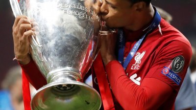 利物浦中卫范迪克当选本场欧冠决赛的最佳球员，他在赛后亲吻大耳朵奖杯。