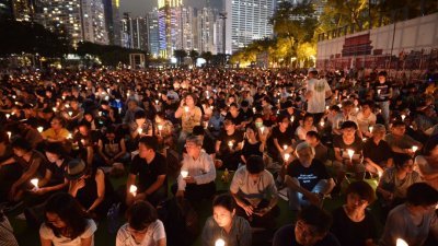 数以万计的民众周二晚上聚集在香港维多利亚公园，参与“六四”30周年烛光悼念集会。只见几乎每人的手中都持著蜡烛，其火光映照著一个个肃穆的脸庞。