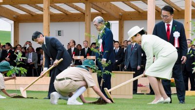 日皇德仁（后排左2）与皇后雅子（前排右1）周日上午在爱知县参加第70届全国植树节，也亲手种植树苗。