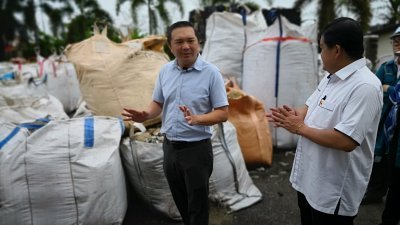 黄思汉（左起）周一连同许来贤巡视直落昂工业区非法洋垃圾厂时，讨论洋垃圾问题恶化的情况。