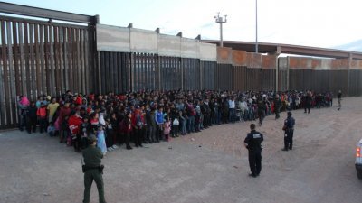 美国边境巡逻队人员在得克萨斯州埃尔帕索，逮捕1036名从墨西哥借道入境的中美洲非法移民，拘捕规模为有史以来最大。