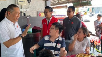 卡敏（左）在竞选期第二天走访华裔选票区，与华裔选民亲切互动。