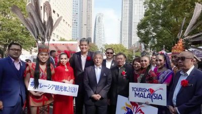 目前在日本展开私人访问的国家元首苏丹阿都拉（左4），周六亲临在日本东京举行的2019年马来西亚展，以示支持。


