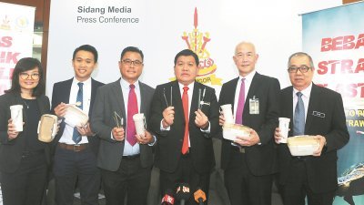 许来贤（右3）周一向媒体表示，明年特定条件的商家，将会落实塑料袋收费政策，而地方政府也会在明年同步执法。