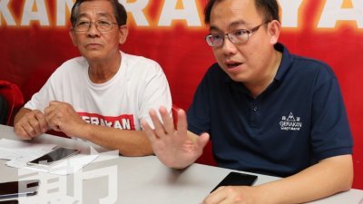 罗少明（左）澄清，郑亚大声称千名党员退党为不实消息。右为邱孝利。（摄影：刘维杰）