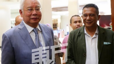 纳吉（左）周二如常到吉隆坡法庭出席1MDB案件的审讯。（摄影：骆曼）