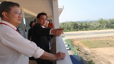 关中董事长丹斯里方天兴（右）在校长蔡若峰陪同下巡视建校工程进展。