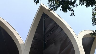 原本在明年启用的砂拉越新博物院，遭到狂风吹袭，多片天花板被吹落。