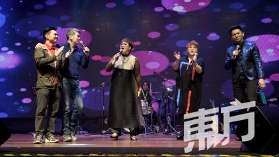 柯以敏和邓智彰在刘广艺及吴玮琳演唱《明明白白我的心》时惊喜亮相，还来个双男双女合唱版，让观众听出耳油。