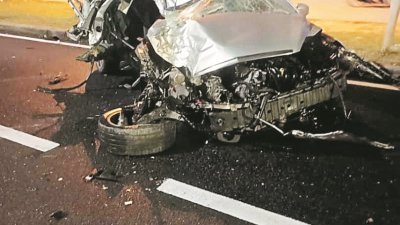 印裔司机的轿车失控撞树后毁不成形。