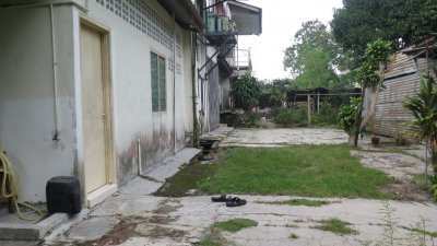 实里拉龙新村一名小贩周一清晨在住家遭疑是准备干案的凶徒砍伤左臂。
