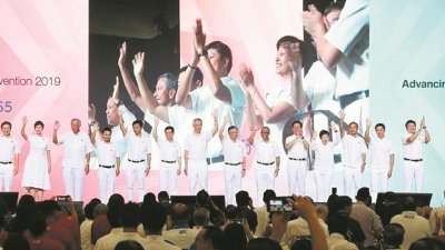 新加坡来届大选被形容为一场“硬仗”，执政的人民行动党处于后李光耀时代的关键节点，受访政治观察家认为，这是新加坡人对于第四代领导团队的公投。