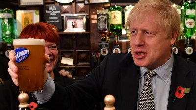 英国首相约翰逊周一到中部城市伍尔弗汉普顿展开竞选活动，他在当地一家的小酒馆和支持者举杯畅饮。