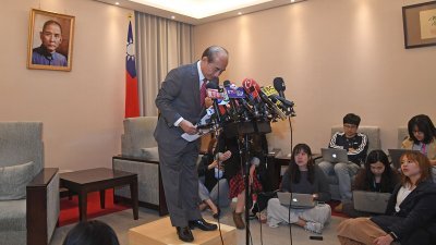 台湾前立法院长、国民党立委王金平周二上午临时召开记者会，宣布不参选2020年总统，并向社会各界鞠躬致谢，感谢一路相挺、期待、盼望他参选的人。