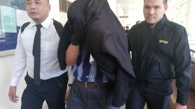 沙希丹在法庭宣判后，以衣服遮脸前往缴付罚款后获释。