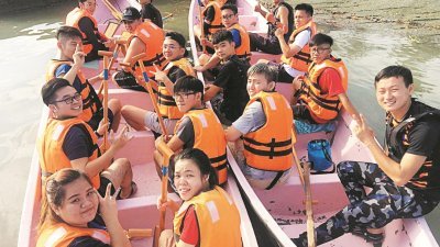 麻坡龙舟协会会员学习划船功夫，准备参加国际龙舟公开赛。