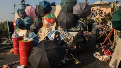 在香港中文大学二号桥，留守校园的抗争者以杂物设置路障，并设立“入境处”，拦查进入校园人员，要求出示学生证或记者证等。