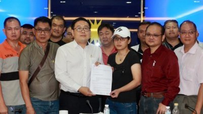 叶女士（右3）委任吴健南（左3）为代表律师，并正式向交通部和Grab公司提出5大诉求，要求有关单位正视电召车司机的基本权益。