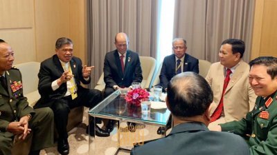 莫哈末沙布（左2）出席由泰国与中国共同主持的东盟─中国国防部长非正式会议。