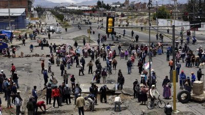 玻利维亚前总统莫拉莱斯的支持者在街道集结并设置路障，堵塞部分连接其他城市的主要道路。