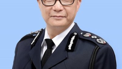 邓炳强在周二出任新一任警务处处长，外界普遍视他执法果断和强硬。（图取自香港政府网页）