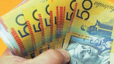 澳洲央行在货币政策会议上考虑降息导致澳元一度下跌0.3%，至1澳元兑0.6791美元。