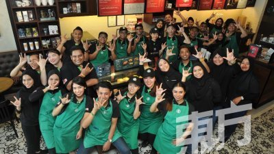 槟州迎来首间手语星巴克（Starbucks Signing Store），该咖啡馆拥有7名聋哑员工，消费者也可使用手语向他们点餐。（摄影：蔡开国）