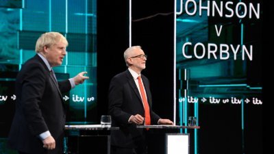 英国保守党党魁兼首相约翰逊（左）与工党党魁科尔宾，在周二举行首场的电视辩论中，围绕著脱欧相关议题激辩。
