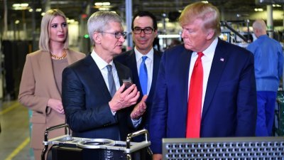 美国总统特朗普（右）在苹果公司首席执行员库克（左2），还有白宫高级顾问伊万卡（左）和财长姆努钦等人陪同下，参观苹果位于得州奥斯汀的厂房。
