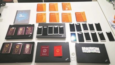 警方充公多台手提电脑、手提电话、护照、笔记本等。