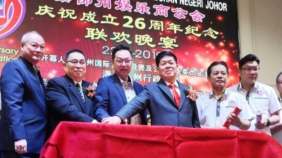 刘国胜（左起）、凌明、潘伟斯与施亚历等，为庆祝柔佛州娱乐商公会成立26周年进行切蛋糕仪式。