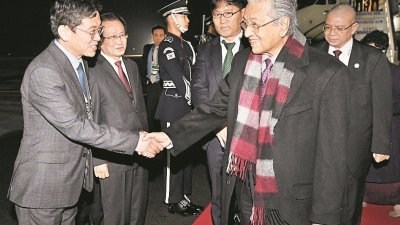 马哈迪（右）出任第7任首相后，首次到韩国访问，他周一扺达釜山金海国际机场，受到当局迎迓。左2为韩国驻马大使李致范。