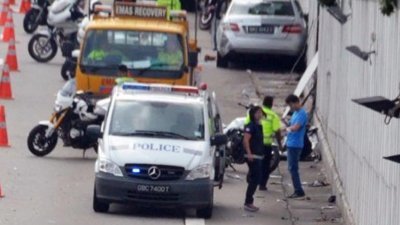 马赛地轿车司机林财兴2016年在新加坡亚逸拉惹快速公路（AYE）逆向行驶，导致1死4伤，周一被判坐牢一年和吊销各级驾照12年。