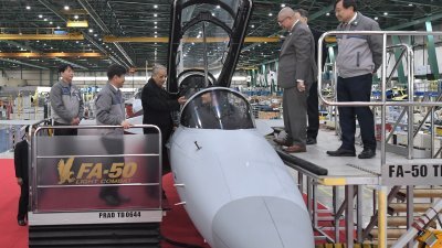 马哈迪（左3）参观韩国航空宇宙产业公司的FA-50战斗鹰轻型战斗机。右2为大马外交部长赛夫阿都拉。