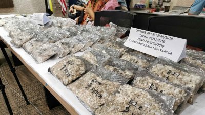 警方在霹州珠宝佳邦捣破一间住家式炼毒厂，起获约110公斤的毒品及原料。