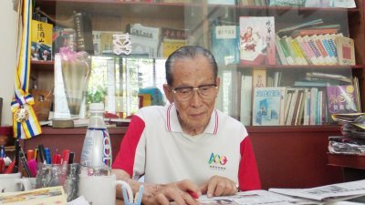 80岁的邓日才热爱阅读及写作，尤其是与教育有关的文章。