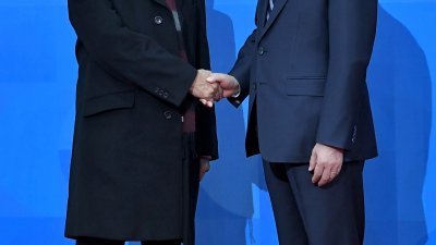 马哈迪（左）与文在寅在东盟韩国纪念峰会上握手。