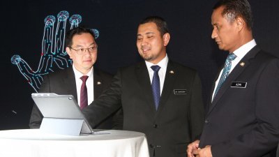 萨鲁丁嘉玛（中）为“投资柔佛州机构”（Invest Johor）主持推介。左为潘伟斯，右是阿兹米。