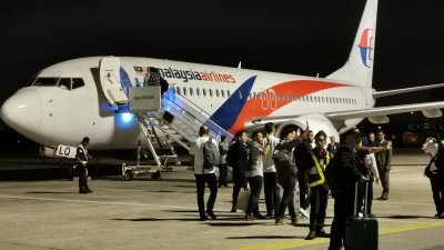 40名受邀搭乘怡保直飞广州首航的嘉宾，陆续登上飞机。