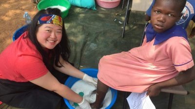 这是林碧云2017年时前往乌干达当义工时所拍摄，当时她正在为一名患有沙蚤病的女童洗脚消毒。
