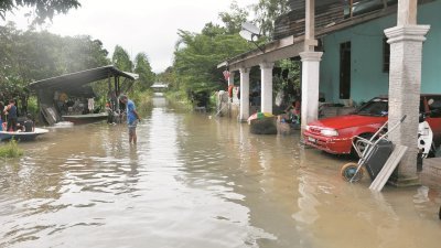东海岸多个地区开始发生水灾，图为乌鲁勿述居民必须涉水而过，非常无奈。