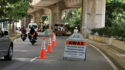 雪州水务管理公司承包商，周五上午在国家语文局路朝向吉隆坡市区方向路段，展开抢修工程。最右边车道暂时关闭。