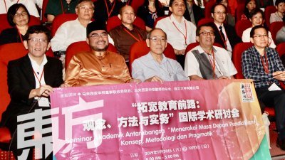 慕扎希（左2）出席董教总及独大共同举办的“华教新路向”国际教育学术研讨会开幕礼。左为罗志昌及蔡庆文（左3）。（摄影：甘月仙）
